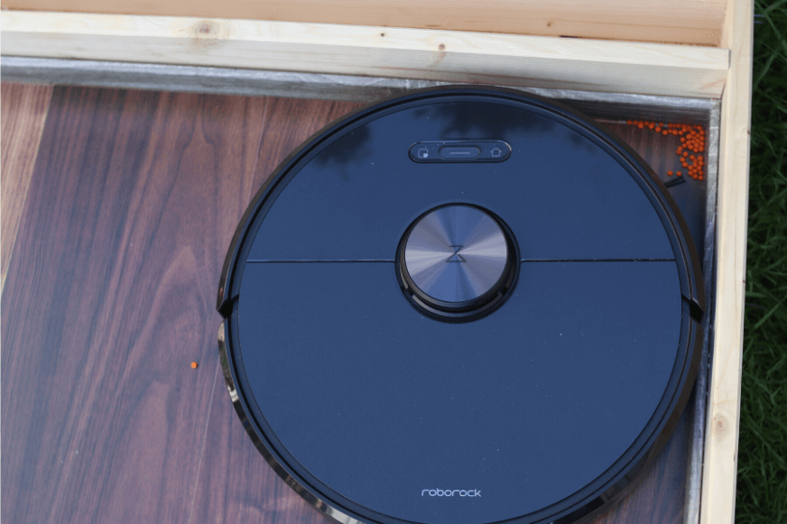 Roborock S6 vacuuming a corner